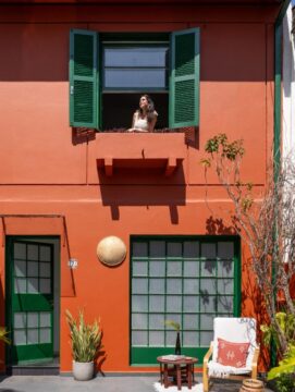 Fachada de casa laranja.