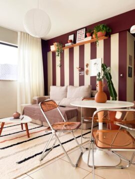 Sala vermelha e branca.