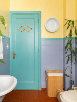 Banheiro azul e amarelo.