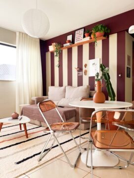 Sala vermelha e branca.