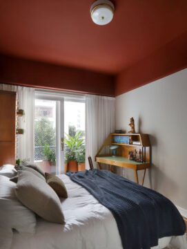 Quarto com teto vermelho.