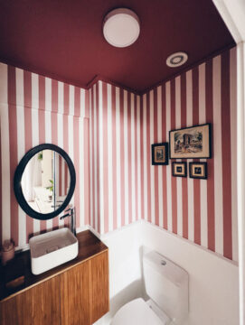 Banheiro rosa e vermelho
